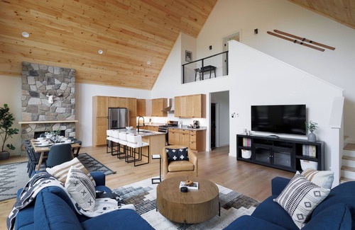 Sunday River Area House | New Chalet! Sleeps 16! HotTub, Xbox, Firepit, Pool Table & More!