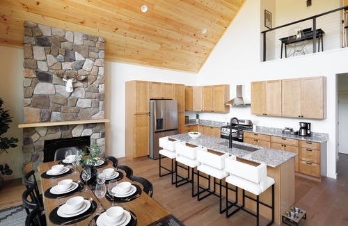 Sunday River Area House | New Chalet! Sleeps 16! HotTub, Xbox, Firepit, Pool Table & More!