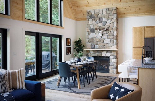 Sunday River Area House | New Chalet! Sleeps 16! HotTub, Xbox, Firepit, Pool Table & More!