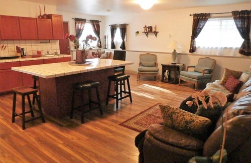 Oakhurst Apartment | NEW CHARMING 2 BEDROOMS UNIT CLOSE TO EVERYTHING