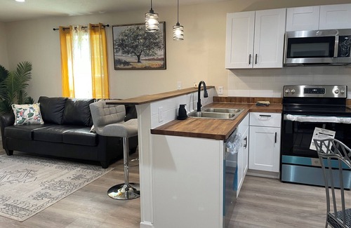 Springfield House | New & Charming 3-bedroom bungalow with WiFi and AC in Springfield Central