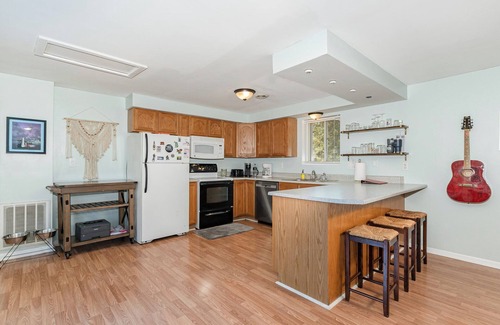 Northeastern Michigan House | NEW Charming 3-bedroom vacation house in East Tawas on Tawas Bay Point.