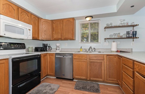 Northeastern Michigan House | NEW Charming 3-bedroom vacation house in East Tawas on Tawas Bay Point.