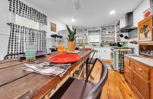 Kerrville Cottage | NEW! Charming Canary Cottage Retreat