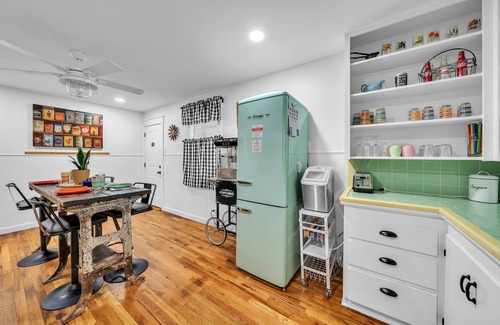 Kerrville Cottage | NEW! Charming Canary Cottage Retreat