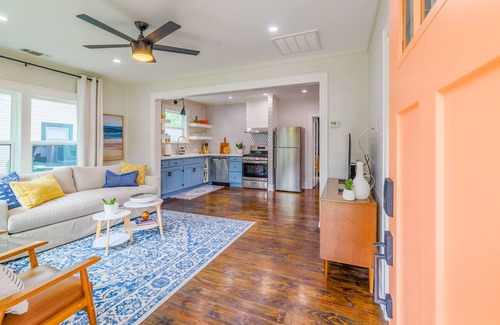 Kerrville Cottage | NEW! ❤️ Charming Cottage downtown HOT TUB & Firepit Sleeps 6, 2-King suites