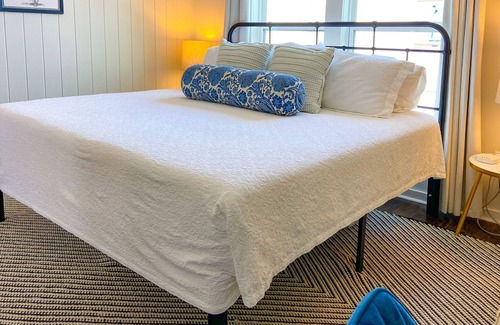 Kerrville Cottage | NEW! ❤️ Charming Cottage downtown HOT TUB & Firepit Sleeps 6, 2-King suites