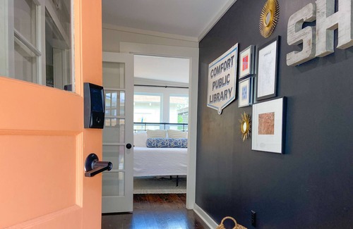 Kerrville Cottage | NEW! ❤️ Charming Cottage downtown HOT TUB & Firepit Sleeps 6, 2-King suites