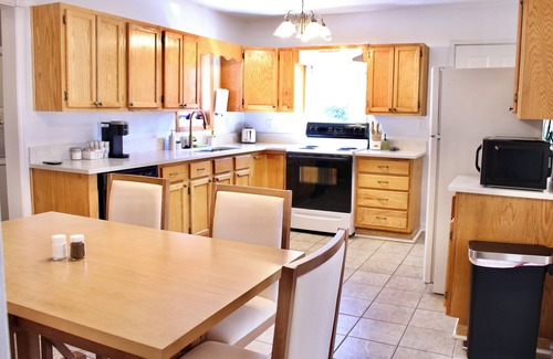 Rossville House | NEW ~ Charming Home near Chattanooga w/fire table & games; child equipped!