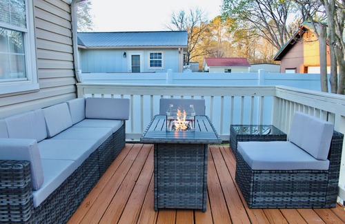 Rossville House | NEW ~ Charming Home near Chattanooga w/fire table & games; child equipped!