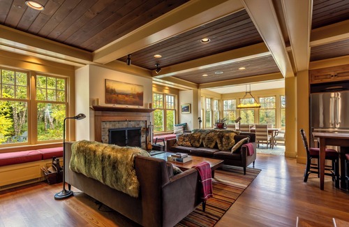 Weston House | NEW Charming ski retreat w/heated plunge pool & endless views in peaceful Weston