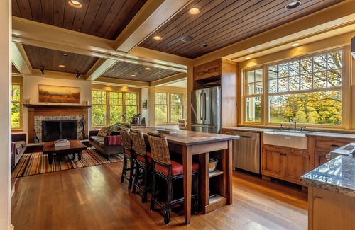 Weston House | NEW Charming ski retreat w/heated plunge pool & endless views in peaceful Weston