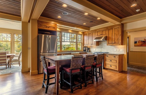 Weston House | NEW Charming ski retreat w/heated plunge pool & endless views in peaceful Weston