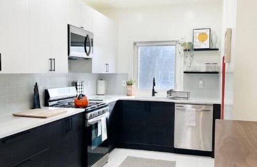 McGinley Square House | NEW Charming Victorian retreat super close to NYC & EWR