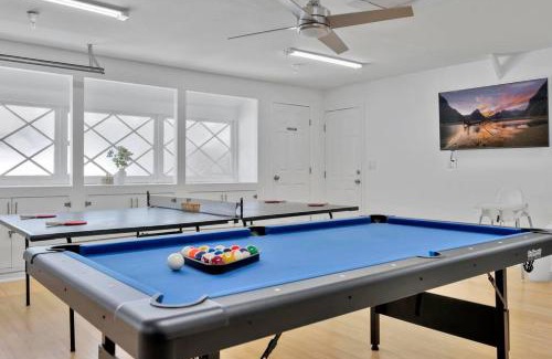 Anaheim Resort Villa | New cheerful villa, Pool, Spa, Mini Golf, Game room, Fire pit next to Disneyland