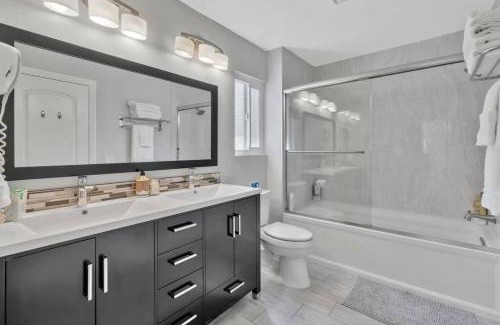 Anaheim Resort Villa | New cheerful villa, Pool, Spa, Mini Golf, Game room, Fire pit next to Disneyland