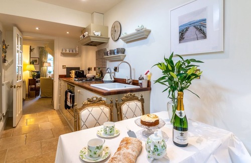 Tetbury House | New Church Cottage - sleeps 4 guests in 2 bedrooms