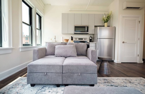 Uptown District Hotel | New Comfortable Modern Downtown Condo