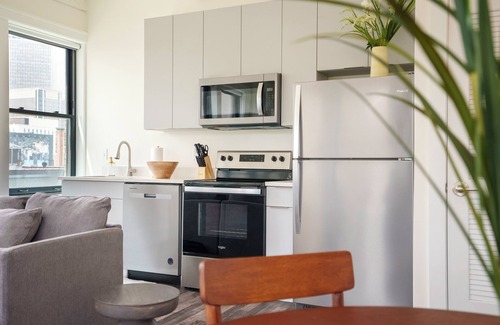 Uptown District Hotel | New Comfortable Modern Downtown Condo