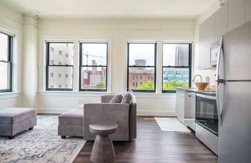 Uptown District Hotel | New Comfortable Modern Downtown Condo