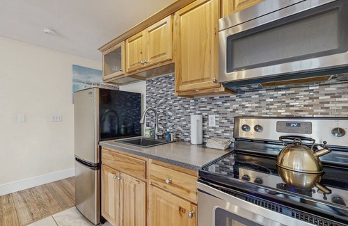 Edgecomb Condo | New Condo w/Water-View Deck in Edgecomb's Sheepscot Harbour Resort