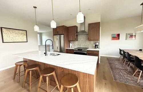 Moscow House | NEW Const Stowe Modern Sleeps 8. View: Mt Mansfield & river! Private, EV Charger