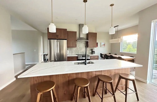 Moscow House | NEW Const Stowe Modern Sleeps 8. View: Mt Mansfield & river! Private, EV Charger