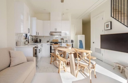 The Heights House | NEW CONSTRUCTION TOWNHOUSE nNYC IN 15 MIN-ON-SITE PARKING-ORGANIC BEDDING+MORE