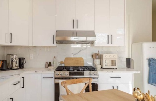 The Heights House | NEW CONSTRUCTION TOWNHOUSE nNYC IN 15 MIN-ON-SITE PARKING-ORGANIC BEDDING+MORE