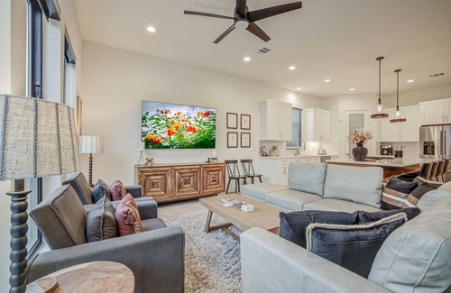 Mahncke Park House | New Construction with Temperature Controlled Private Pool Near Pearl/Riverwalk