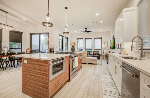 Mahncke Park House | New Construction with Temperature Controlled Private Pool Near Pearl/Riverwalk