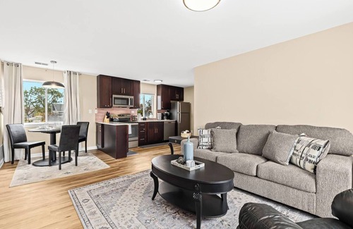 Roseville Apartment | New!Contemporary UpperFlat Near Downtown Roseville