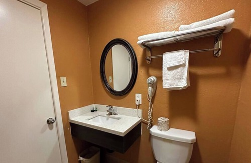 Victorville House | New Corral Motel - Queen-Smoking
