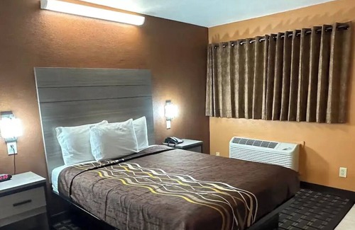Victorville House | New Corral Motel - Queen-Smoking