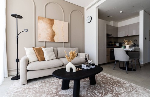 Nad Al Sheba Apartment | New Cosy 1BR with Pool & Gym in City Centre
