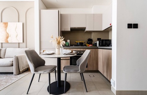 Nad Al Sheba Apartment | New Cosy 1BR with Pool & Gym in City Centre