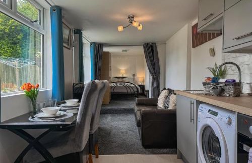 Bredhurst Apartment | New! Cosy Garden Home, Free Parking With Smart TV & Perfect Motorway Access