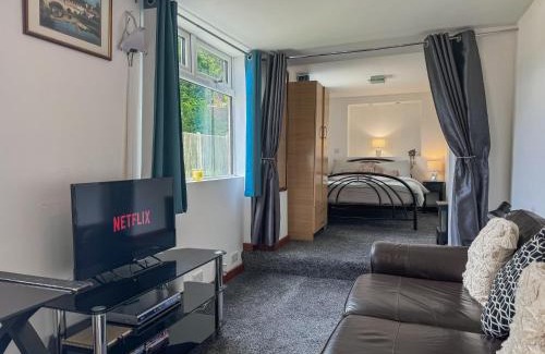Bredhurst Apartment | New! Cosy Garden Home, Free Parking With Smart TV & Perfect Motorway Access