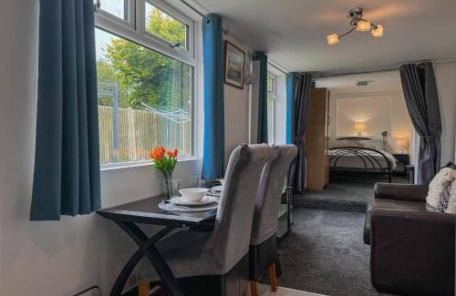 Bredhurst Apartment | New! Cosy Garden Home, Free Parking With Smart TV & Perfect Motorway Access