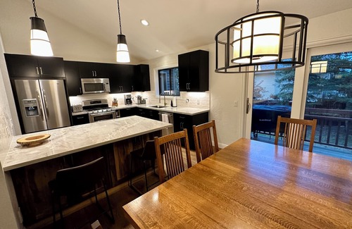 South Snyderville Basin House | NEW COVERED PATIO WITH HOTTUB! Large private 5 bdrm across from Canyon's.