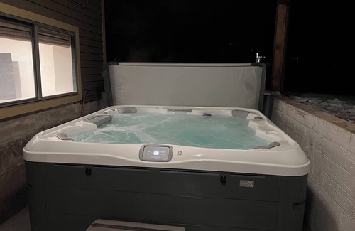 South Snyderville Basin House | NEW COVERED PATIO WITH HOTTUB! Large private 5 bdrm across from Canyon's.