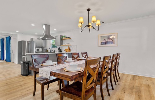 Dean Highland House | NEW! Cowboy Pool+ 2 Kings + Sleeps 12 + Group Trip