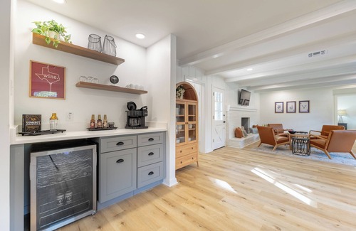 Dean Highland House | NEW! Cowboy Pool+ 2 Kings + Sleeps 12 + Group Trip