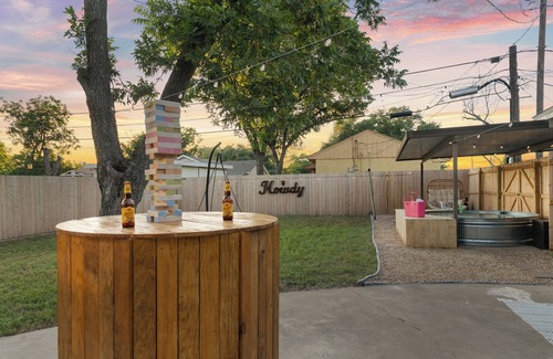 Dean Highland House | NEW! Cowboy Pool+ 2 Kings + Sleeps 12 + Group Trip
