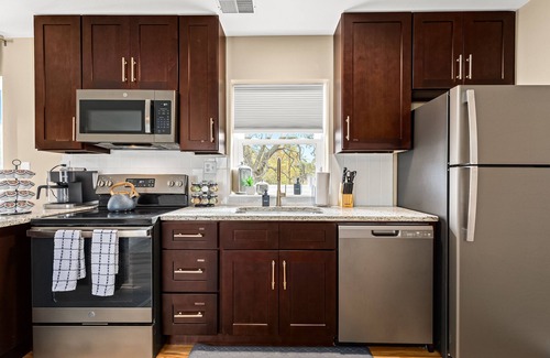 Roseville Apartment | New! Cozy 1BR, Minutes to Roseville Downtown