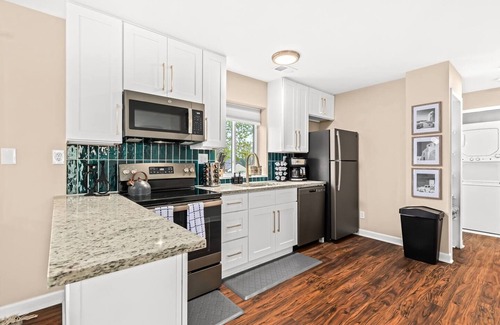 Roseville Apartment | New! Cozy 1BR Upper Flat Near Roseville Downtown
