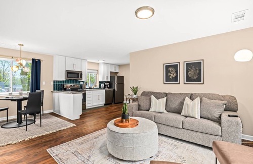 Roseville Apartment | New! Cozy 1BR Upper Flat Near Roseville Downtown