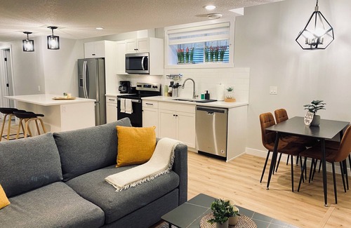 Northwest Edmonton House | *NEW*Cozy Basement Suite*Central Location*Sleep 4