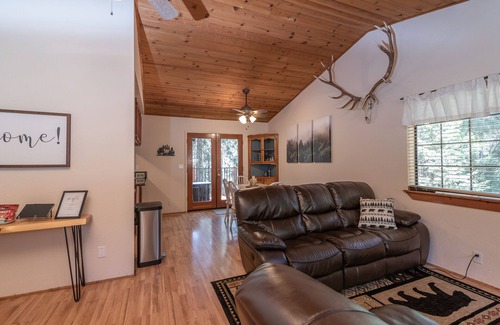 Glencoe Cabin | NEW!! Cozy cabin in the pines! Family/pet friendly, game room, cal king bed