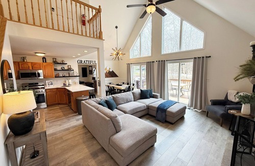 Albrightsville Ski Chalet | NEW Cozy Cove 3 BR Pocono Chalet Sleeps 10